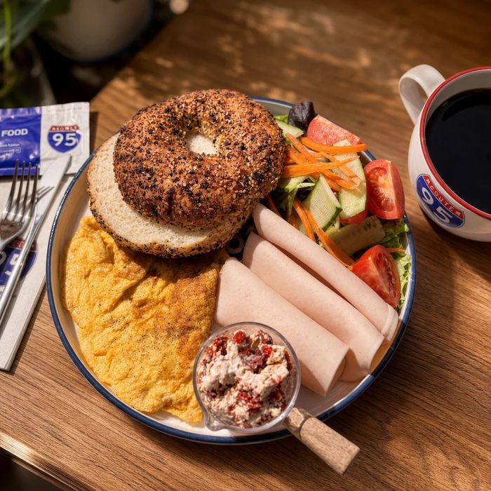 BAGEL BREAKFAST PLATE
